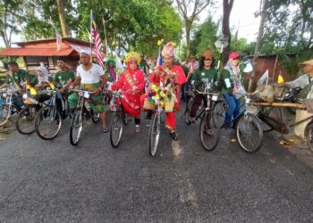 PESERTA mengenakan pakaian era 1930-an bersedia sebelum pelepasan Program Kayuhan Sulung Basikal Klasik Bukit Rambai 2022 di Taman Rambai Utama, Melaka. - UTUSAN/AMRAN MULUP