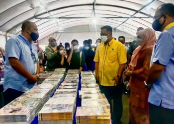 TUANKU Syed Faizuddin Putra Jamalullail dan 
Tuanku Hajah Lailatul Shahreen Akashah Khalil  melawat salah sebuah gerai sempena Pesta Buku Perlis 2022 di Perbadanan Perpustakaan Awam Perlis, Kangar, Perlis hari ini. - UTUSAN/SYED AZLAN SAYID HIZAR