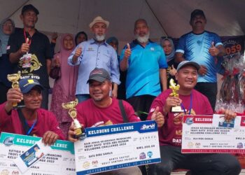 SYED Abu Hussin Syed Hafiz Abdul Fasal (barisan belakang, dua dari kiri) bersama pemenang pertandingan memancing Kelubong Challenge Tertutup Parlimen Bukit Gantang semalam. - UTUSAN/WAT KAMAL ABAS
