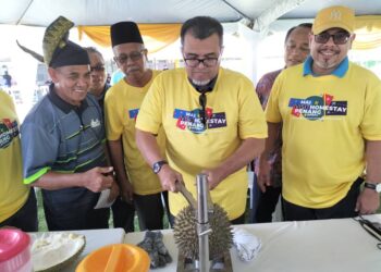 HASBI Habibollah mencuba peralatan mengopek durian pada program Visit My Kampung@Homestay Pulau Betong, di Pulau Betong, Balik Pulau, Pulau Pinang hari ini.