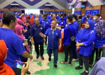 SAARANI Mohamad (tengah) menghadiri Taklimat Gerak Kerja PRU-15 negeri Perak di Dewan Datuk Zainal Abidin Zin, Bagan Serai hari ini. - -UTUSAN/WAT KAMAL ABAS
