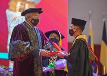 MAHDZIR Khalid menyampaikan skrol diploma kepada salah seorang pelajar pada Majlis Konvokesyen Kolej Ketengah Ke-3 Tahun 2022 di Universiti Malaysia Terengganu, Kuala Nerus, hari ini. - UTUSAN/PUQTRA HAIRRY ROSLI