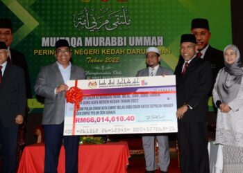 IDRIS Ahmad (dua kanan) menyampaikan replika cek peruntukan kewangan kepada petugas masjid dan guru agama di Kedah yang berjumlah RM66 juta kepada Muhammad Sanusi Md. Nor pada Program Multaqa Murabbi Ummah Peringkat Negeri di Dewan Seri Mentaloon, semalam