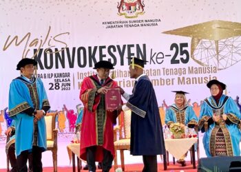 AWANG Hashim (dua kiri) menyampaikan sijil kepada graduan pada Majlis Konvokesyen Ke-25 ILJTM di sini, hari ini.