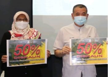 TAN TEIK CHENG (kanan) mengumumkan SPPP akan melanjutkan tempoh pemberian diskaun 50 peratus kepada pengguna feri roro sehingga hujung tahun ini.