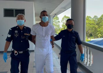 S. Pandiaraj diiring keluar dari Mahkamah Tinggi, Ayer Keroh, Melaka selepas hakim menjatuhkan hukuman gantung sampai mati. - UTUSAN/DIYANATUL ATIQAH ZAKARYA