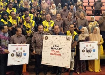 SHAHAROM Nizam Abd. Manap (lima dari kanan) memegang sepanduk 'Kami Sepakat Tolak Rasuah' pada majlis penutup Program 'Kedah Free Corruption Ride 2022 SPRM Kedah' di Auditorium MPSPK, Sungai Petani, di sini hari ini.