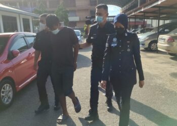 KHAIRUL Azuan Dollah (dua dari kiri) dibawa Mahkamah Majistret Tampin hari ini bagi didakwa atas empat pertuduhan dihadapinya termasuk melibatkan kesalahan narkotik.-UTUSAN/NOR AINNA HAMZAH.