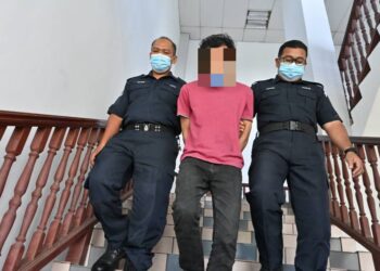 AZALI Abu diiring keluar anggota polis selepas Mahkamah Sesyen, Ayer Keroh, Melaka menjatuhkan hukuman sembilan tahun penjara berserta tiga sebatan. - UTUSAN/HADI AB. MANAP