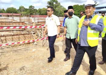AMINUDDIN Harun melihat projek pembinaan Masjid Bandar Seremban Selatan di Sungai Gadut, Seremban hari ini.-UTUSAN/BADRUL HAFIZAN MAT ISA