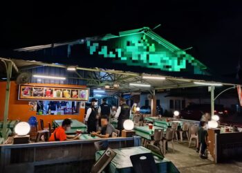 SEBAHAGIAN premis makanan yang diperiksa JKNS dalam operasi itu di Shah Alam, Selangor, kelmarin