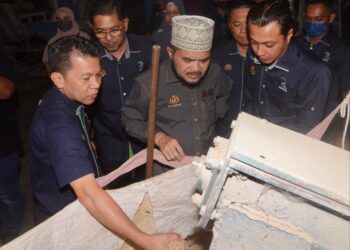 NIK MUHAMMAD ZAWAWI SALLEH ketika mengadakan lawatan kerja ke Pusat Pengeluaran Benih Padi di Pertubuhan Peladang Kawasan (PPK) Lahar Bubu, Kepala Batas, Pulau Pinang hari ini.