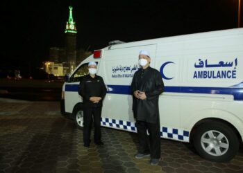 NOOR HISHAM Abdullah (kanan) dan Syed Saleh Syed Abdul Rahman ketika meninjau keadaan ambulans Malaysia di Mekah. - Foto ihsan Kementerian Kesihatan