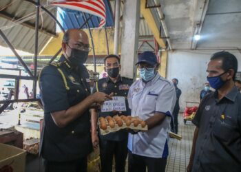 AZMAN Mohd. Yusof (kiri) bersama Azman Adam (dua kiri) dan Pengarah KPDNHEP Kedah, Affendi Rajini Kanth memantau harga barangan termasuk telur di Pasar Besar Alor Setar, hari ini. -UTUSAN/SHAHIR NOORDIN