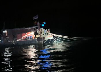 BOT nelayan tempatan kelas C yang ditahan kerana menangkap ikan di luar kawasan yang dibenarkan di perairan Langkawi, di sini.
