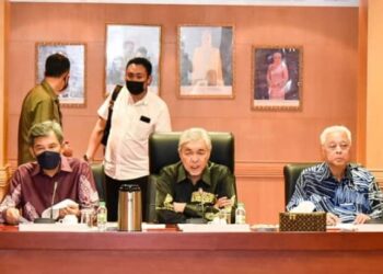 ISMAIL Sabri Yaakob bersama kepimpinan tertinggi BN yang hadir dalam majlis makan malam sempena Konvensyen BN Sabah semalam.