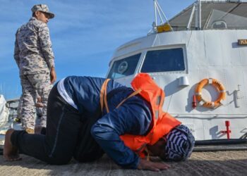 SEORANG pemancing yang selamat sujud syukur sejurus tiba di Jeti Maritim Malaysia Kuala Terengganu, Terengganu, semalam. –Mingguan/PUQTRA HAIRRY ROSLI