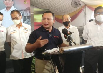 AMIRUDIN Shari dalam sidang akhbar selepas melancarkan Kluster Kesihatan Iltizam Selangor Penyayang dalam Program Jelajah Selangor Penyayang Siri Ketiga di Kuala Selangor, Selangor, semalam.