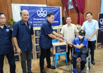WEE Jeck Seng (dua dari kanan) pada majlis penyampaian sumbangan kotak makanan daripada Yayasan Sultan Ibrahim Johor, di Pekan Nanas, Pontian, di sini.