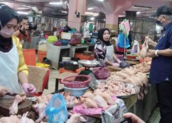 ANNUAR Musa (kanan) beramah mesra dengan salah seorang peniaga ayam di Pasar Siti Khadijah, Kota Bharu, Kelantan hari ini.FOTO -ROHANA MOHD.NAWI