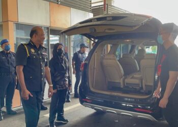 AZMAN MOHD YUSOF (tiga dari kiri) memeriksa kenderaan asing yang ingin pulang ke Thailand di Kompleks Imigresen, Kastam dan Kuarantin (ICQS) Padang Besar, Perlis di sini hari ini. - UTUSAN MALAYSIA/NUR NAZLINA NADZARI