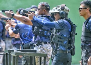 MOHD. Zubil Mat Som (dua dari kanan) turut menyertai Pertandingan Menembak Bersama Media anjuran Maritim Malaysia di Lapang Sasar Mantin, di Seremban hari ini-UTUSAN/MOHD. SHAHJEHAN MAAMIN.