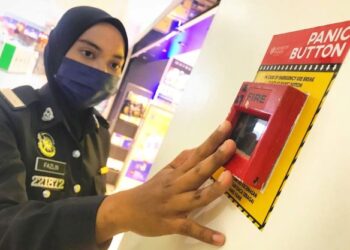 KONSTABEL Nor Fazlin Ahmad menunjukkan butang panik di Mahkota Parade, Banda Hilir, Melaka. - UTUSAN/RASUL AZLI SAMAD