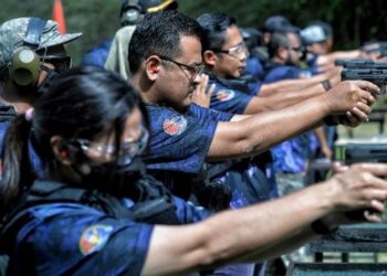 PASUKAN Utusan Malaysia menyertai Pertandingan Menembak Bersama Media anjuran Maritim Malaysia di Lapang Sasar Mantin, Seremban hari ini.-UTUSAN/MOHD. SHAHJEHAN MAAMIN.