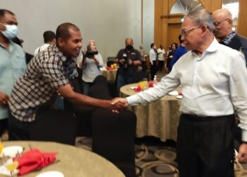 MUSTAPA Mohamed (kanan) bersalam dengan para peserta yang hadir ke dialog bersama pihak industri dan pertubuhan bukan kerajaan (NGO) mengenai ekonomi di Kelantan hari ini, di Kota Bharu, Kelantan semalam./FOTO : YATIMIN ABDULLAH