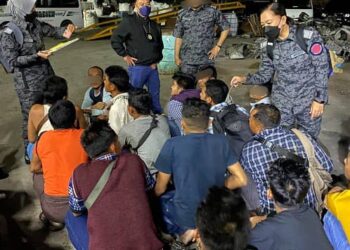 ANGGOTA Imigresen menjalankan pemeriksaan terhadap PATI yang ditahan dalam serbuan di tiga buah premis di Simpang Pulai di Ipoh semalam. - UTUSAN/IHSAN JABATAN IMIGRESEN