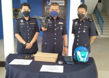 ZAIDY Che Hassan (tengah) menunjukkan pistol mainan yang dirampas pihaknya daripada seorang lelaki yang dipercayai digunakan ketika melakukan samun di tiga premis kedai serbaneka di daerah ini pada sidang akhbar di IPD Kuala Muda, Sungai Petani. -UTUSAN/OTHMAN YAHAYA