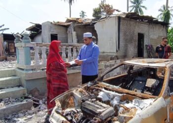 AHMAD Marzuk Shaary (kanan) menyampai sumbangan kepada mangsa kebakaran Che Khadijah Ahmad di Mukim Siti Manis, Pengkalan Chepa, Kota Bharu, Kelantan hari ini/ FOTO : ROHANA MOHD. NAWI