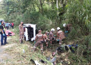 ANGGOTA bomba membawa keluar mayat mangsa yang tercampak dari motosikal selepas terbabit kemalangan di Jalan Simpang Pulai-Cameron Highlands, Ipoh hari ini. - UTUSAN/IHSAN JBPM PERAK