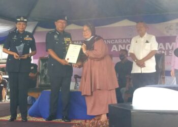 ARJUNAIDI Mohamed menyerahkan sijil penghargaan kepada peserta selepas merasmikan Taman Amanita Kontinjen Selangor dekat Taman Penggawa di Kuala Selangor, Selangor, hari ini.