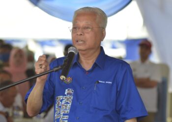 ISMAIL Sabri Yaakob  berucap pada program Kenduri Rakyat sempena Jelajah Aspirasi Keluarga Malaysia di Litar Dato' Sagor, Kampung Gajah di Pasir Salak hari ini. - UTUSAN/ZULFACHRI ZULKIFLI