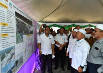 TUAN Ibrahim Tuan Man (dua kanan) diberi penerangan mengenai pelaksanaan Projek Pemulihan Muara Sungai Merchang dan Projek Pengawalan Hakisan Pantai di Merchang , Marang, hari ini. - UTUSAN/PUQTRA HAIRRY ROSLI