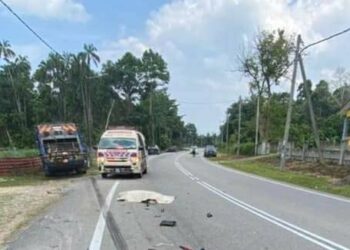 KEADAAN mayat Mazlan Yahaya yang meninggal dunia selepas dirempuh sebuah lori sampah di Kilometer 11, Jalan Mak Chili-Ibok berhampiran Kampung Yak Yah, Kemaman, hari ini.