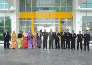 DR. Shukor Abdul Razak (tengah) bergambar bersama kakitangan UniSZA selepas Sesi Lapor Diri Timbalan Naib Canselor (Penyelidikan dan Inovasi) di Bangunan Canselori, UniSZA, hari ini.