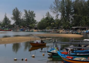 SEBAHAGIAN bot nelayan yang berada di Jeti Seberang Marang, Marang, Terengganu. - UTUSAN/PUQTRA HAIRRY ROSLI