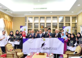 WAN ROSDY Wan Ismail (tengah) bersama-sama barisan exco dan 12 graduan yang terpilih pada majlis penyerahan surat lantikan ‘Pahang Talent’ di Pejabat Menteri Besar di Kuantan, Pahang. - UTUSAN/SHAIKH AHMAD RAZIF