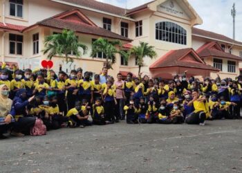 SERAMAI 80 murid SK Guar Jentik bergambar sebelum bertolak menonton filem Mat Kilau di Alor Setar, Kedah hari ini.-UTUSAN/SYED AZLAN SAYID HIZAR