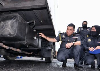ARIFFIN Samsudin menunjukkan lori yang telah diubahsuai bagi kegiatan penyelewengan minyak diesel bersubsidi dalam sidang akhbar di Nilai , Seremban hari ini.-UTUSAN/MOHD. SHAHJEHAN MAAMIN.