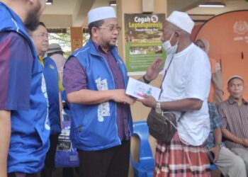 AHMAD Marzuk Shaary menyampaikan bantuan kepada mangsa banjir di Baling, Kedah.