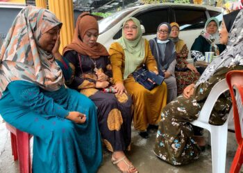 TUMINAH Kadi (tiga dari kiri) melawat ahli keluarga mangsa kes bunuh di Kampung Paya Luboh, Tangga Batu, Melaka. - UTUSAN/RASUL AZLI SAMAD