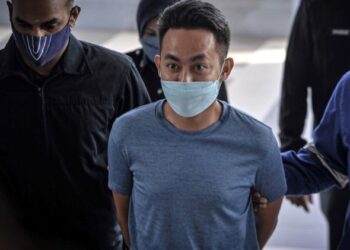 Jufazli Shi Ahmad dibawa oleh anggota polis selepas ditahan dengan empat pertuduhan pertuduhan di Kompleks Mahkamah Kuala Lumpur di sini, hari ini. UTUSAN/FAIZ ALIF AHMAD ZUBIR