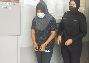 SUHAINI Mohd. diiringi keluar dari Mahkamah Majistret Marang selepas dijatuhi hukuman penjara 14 bulan atas kesalahan mencuri dua peket Milo, Selasa lalu. - UTUSAN/ZAID MOHD. NOOR