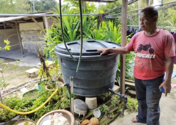 Jawatankuasa Blok 11, Felda Palong 2, Anuar Omar, 62, menunjukkan tangki simpanan air yang terpaksa disediakan bagi kegunaan ahli keluarganya selepas kawasan penempatan penduduk di situ sering mengalami masalah ketiadaan air.-UTUSAN/NOR AINNA HAMZAH.