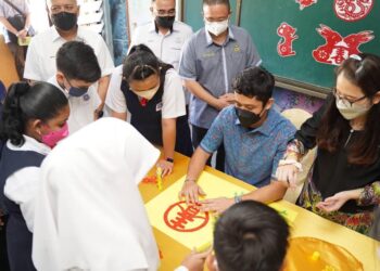 TENGKU HASSANAL IBRAHIM Alam Shah Al-Sultan Abdullah Ri’ayatuddin Al-Mustafa Billah Shah berkenan mempelajari tradisi dan kebudayaan masyarakat Cina bersama pelajar SKJC Khai Mun Repas dalam kunjungan baginda ke sekolah berkenaan, di Bentong, Pahang.