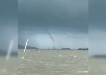 FENOMENA belalai air yang disahkan berlaku di Pulau Besar, Melaka dapat dilihat jelas dari Pantai Siring, Merlimau, Melaka.