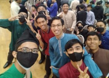 PENULIS (kiri) dan rakan-rakan akan menyambut Hari Raya Aidiladha di kampus berikutan sedang menduduki peperiksaan akhir.